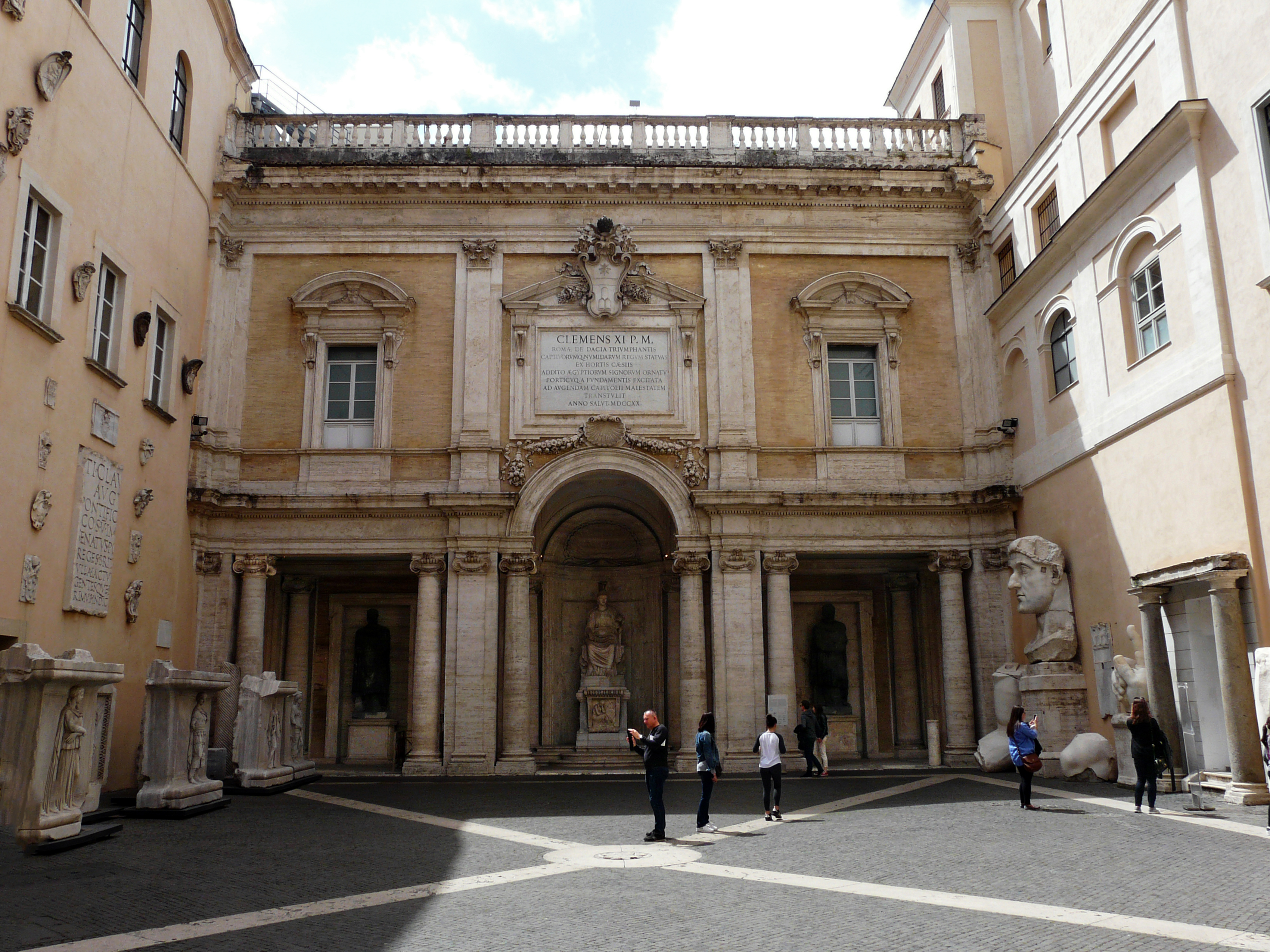 Внутренний двор Палаццо Консерватори. Справа бюст Константина. P1250632 0