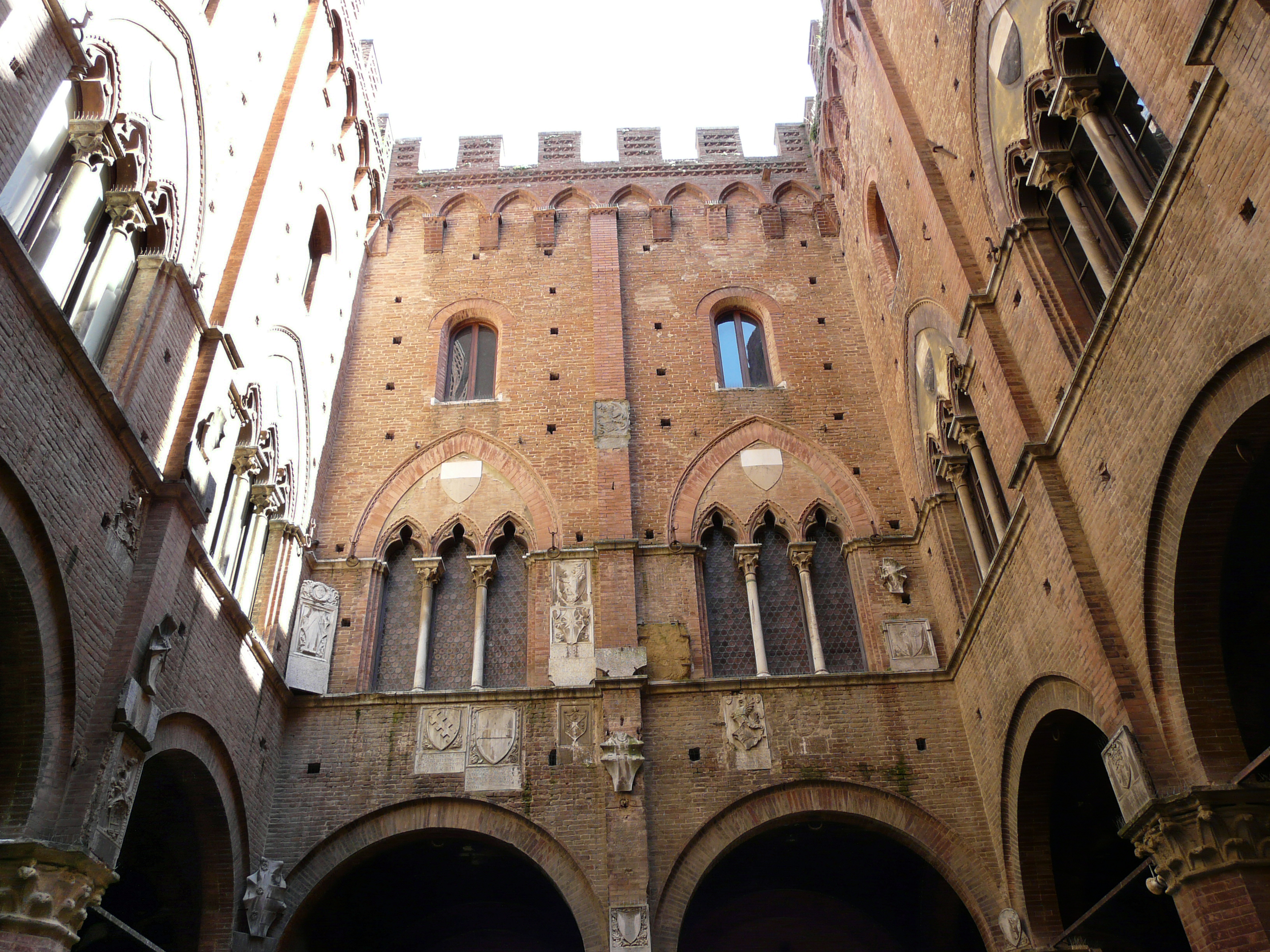 Внутренний двор палаццо Пубблико P1270428 0