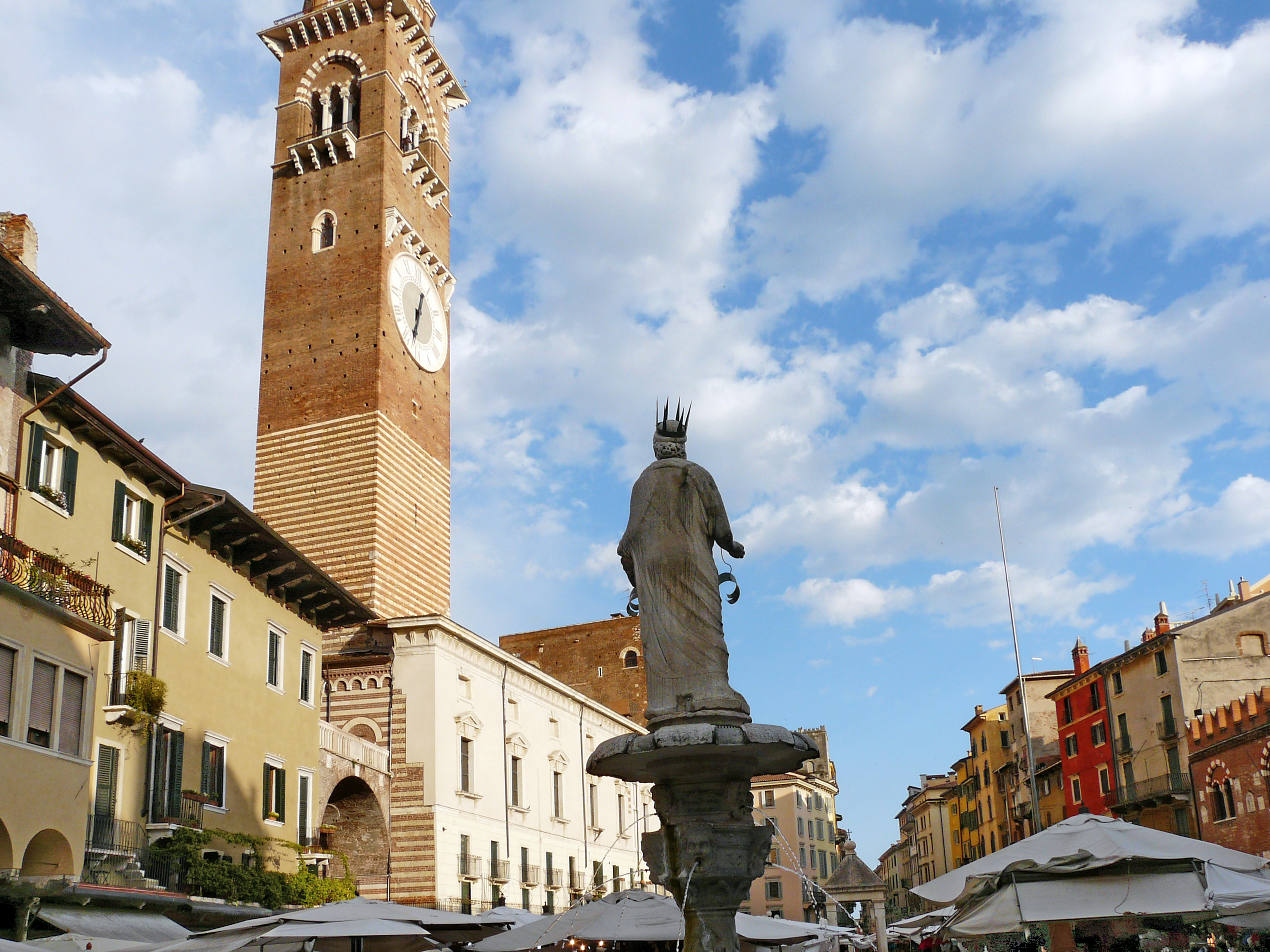 Piazza delle Erbe P1240828 1